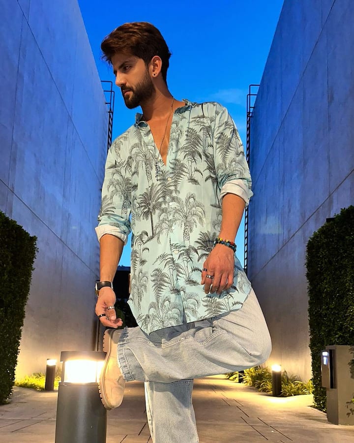 अगर आप नहीं पहचान पा रहे, तो हम बता देते हैं कि ये फिल्म ‘नोटबुक’ से अपना करियर शुरू करने वाले एक्टर जहीर इकबाल है. जिनका सलमान खान के बेहद करीब है. दरअसल एक्टर के पिता और सलमान काफी अच्छे दोस्त हैं.