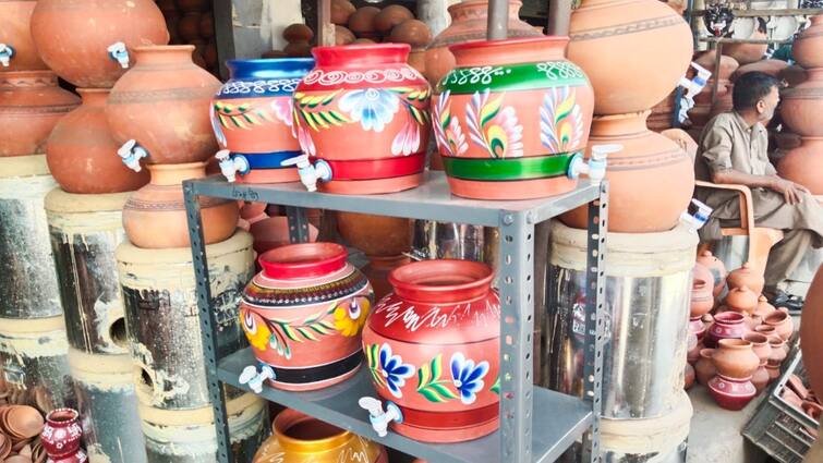 Uttarakhand News Colorful Pots and Water bottles of Gujarat are being liked by the people in Uttarakhand ANN उत्तराखंड में आकर्षण का केंद्र बनी ये बोतलें और मटके, लोगों को खूब भा रही है ये डिजाइन