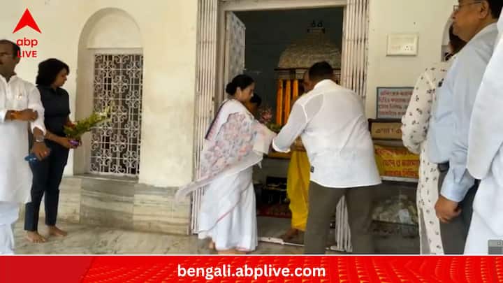 পুজো দেওয়ার পর বিজেপি রাজ্যসভা সাংসদ অনন্ত মহারাজের বাড়িতে যাওয়ার কথা রয়েছে মুখ্যমন্ত্রীর। আজ সকালে পুলিশের তরফে অনন্ত মহারাজকে ফোন করা হয়েছিল বলে জানিয়েছেন বিজেপি রাজ্য়সভা সাংসদও।