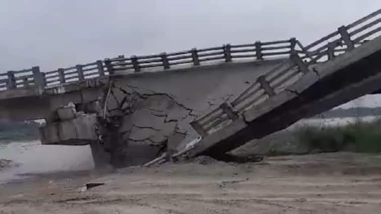 Bihar araria bakra river bridge collapsed before inauguration  Watch: अररिया में बकरा नदी पर बना पुल उद्घाटन से पहले ही ढहा, 12 करोड़ की लागत से हो रहा था तैयार