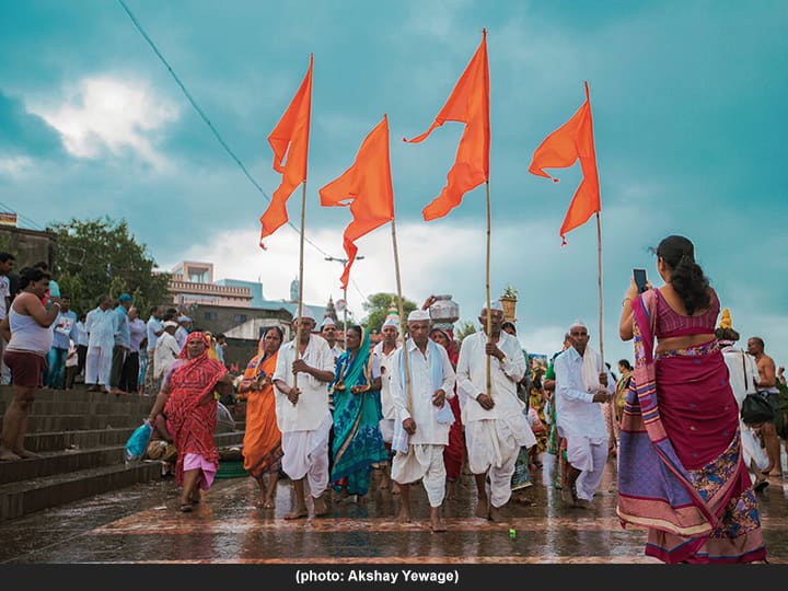 Ashadhi Wari 2024 : यंदा 17 जुलैला आषाढी एकादशी आहे, त्याआधी आता आषाढी वारी सुरू झाली आहे. वारकऱ्यांचा पायी पंढरी प्रवास सुरू झाला आहे, या दरम्यान अनेक सुंदर बोलके फोटो कॅमेऱ्यात कैद करण्यात आले आहेत.