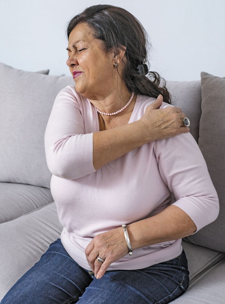 કોઈપણ મહેનત કર્યા વિના પણ, જો તમે હંમેશા થાક અને નબળાઈ અનુભવો છો અને વારંવાર ચક્કર અનુભવો છો. જો તમે કોઈપણ કામ સારી રીતે કરી શકતા નથી અને થાકી ગયા છો, તો તમારે સાવચેત રહેવાની જરૂર છે, કારણ કે આ કાર્ડિયાક અરેસ્ટની નિશાની હોઈ શકે છે.