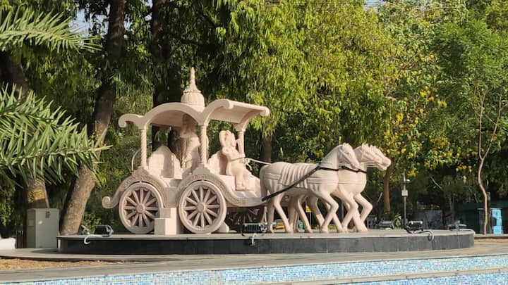 Delhi News: दिल्ली में अब डिप्लोमेटिक एनक्लेव, सरदार पटेल मार्ग और सिमोन बोलीवार मार्ग जंक्शन पर रथ पर सवार कृष्ण-अर्जुन की प्रतिमा स्थापित की गई है. इससे उस जगह की खूबसूरती बढ़ गई है.