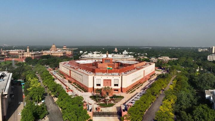पिछले दो सरकारों से विपरीत भारतीय जनता पार्टी पूरी तरह से इस बार अपने सहयोगियों पर निर्भर है. लोकसभा चुनाव में भाजपा की 240 सीटें आई, यानी कि बहुमत के आंकड़े से 32 सीटें कम. आंध्र प्रदेश के चंद्रबाबू नायडू की तेलुगू देशम पार्टी और बिहार के नीतीश कुमार की जनता दल यूनाइटेड भाजपा की सहयोगी दल है और नेतृत्व की सरकार में प्रमुख हितधारक बनकर उठी है.