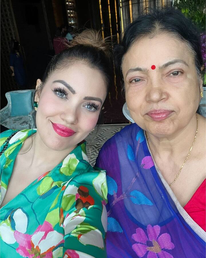 शेयर किए गए फोटोज में मां और बेटी का खास बॉन्ड देखा जा सकता है. मुनमुन दत्ता ने तस्वीरों को शेयर करते हुए खास कैप्शन लिखा- 'अपनी मां को सबसे अच्छी चीजें खिलाना मेरा सबसे बड़ा लक्ष्य है और उनके साथ समय बिताना एक आशीर्वाद है.'