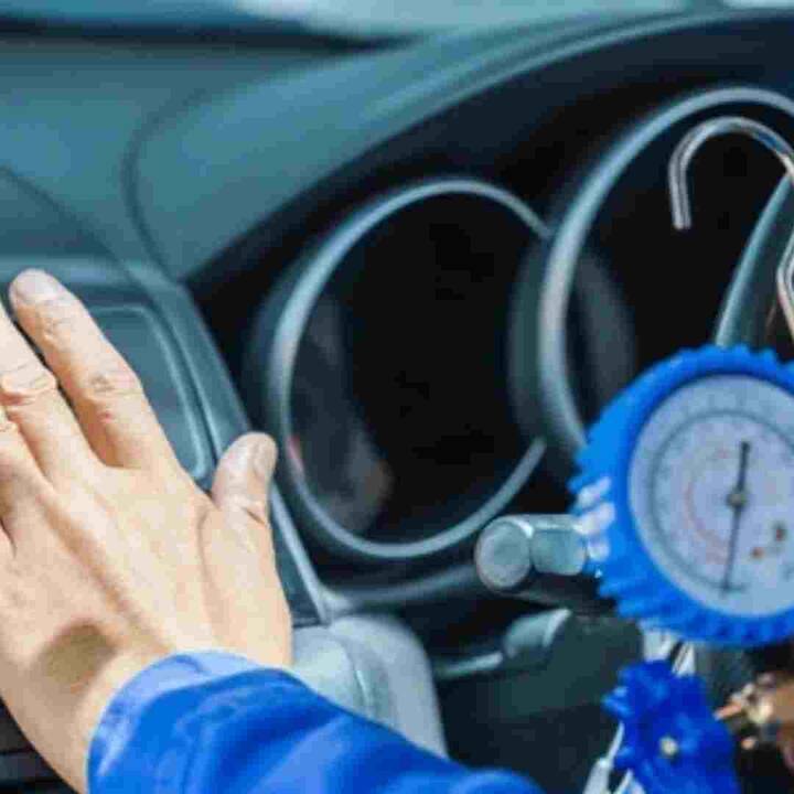 ਵੈਸੇ, ਸਾਨੂੰ ਸਾਧਾਰਨ ਤਾਪਮਾਨ ਵਾਲੀ ਕਾਰ ਵਿਚ ਬੈਠਦੇ ਹੀ ਏਸੀ ਚਾਲੂ ਨਹੀਂ ਕਰਨਾ ਚਾਹੀਦਾ। ਮਾਹਿਰਾਂ ਦਾ ਕਹਿਣਾ ਹੈ ਕਿ ਏਸੀ ਵੈਂਟਾਂ ਦੀ ਰੋਜ਼ਾਨਾ ਸਫ਼ਾਈ ਨਹੀਂ ਕੀਤੀ ਜਾਂਦੀ। ਅਜਿਹੇ 'ਚ ਕਾਰ ਨੂੰ ਤੁਰੰਤ ਸਟਾਰਟ ਕਰਦੇ ਹੀ ਧੂੜ ਫੈਲ ਜਾਂਦੀ ਹੈ। ਇਹ ਸਾਡੇ ਸਰੀਰ ਵਿੱਚ ਦਾਖਲ ਹੋ ਜਾਂਦਾ ਹੈ ਜਿਸ ਕਾਰਨ ਸਾਨੂੰ ਛਿੱਕ, ਐਲਰਜੀ ਜਾਂ ਖੁਸ਼ਕੀ ਦਾ ਸਾਹਮਣਾ ਕਰਨਾ ਪੈ ਸਕਦਾ ਹੈ। ਲੰਬੇ ਸਮੇਂ ਤੱਕ ਅਜਿਹਾ ਹੋਣ 'ਤੇ ਅਸਥਮਾ ਜਾਂ ਸਾਹ ਦੀਆਂ ਹੋਰ ਸਮੱਸਿਆਵਾਂ ਦਾ ਖਤਰਾ ਵੱਧ ਜਾਂਦਾ ਹੈ।