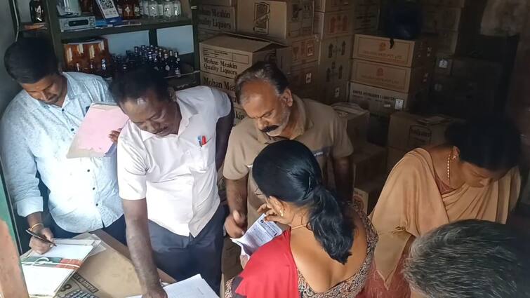 Officials suddenly inspected  government liquor shop  Chitheri Hill village. சித்தேரி மலை கிராமத்தில் உள்ள அரசு மதுபான கடையில் திடீரென அதிகாரிகள் ஆய்வு..