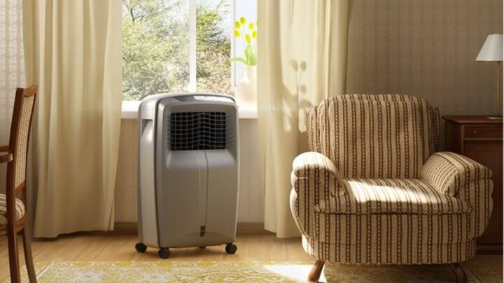 अगर आप कूलर का इस्तेमाल करते हैं. तो आप उसे कमरे के बजाए बाहर खिड़की पर रख कर इस्तेमाल करें. इससे कूलर को सही वेंटिलेशन मिलेगा और कूलर खूब ठंडी हवा देगा.