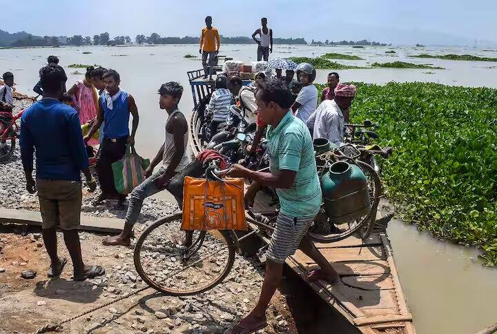 પૂર (Assam Flood)ની સ્થિતિને ધ્યાનમાં રાખીને આસામ સરકારે 11 રાહત શિબિરો અને વિતરણ કેન્દ્રો સ્થાપ્યા છે. આ શિબિરોમાં 3,168 લોકોએ આશ્રય લીધો છે. સમાચાર એજન્સી ANIના અહેવાલ મુજબ રાજધાની ગુવાહાટીના અનિલ નગર અને ચાંદમારી વિસ્તારના રસ્તાઓ પર ભારે પાણી ભરાઈ ગયા હતા.