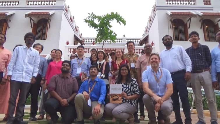 keezhadi Museum Foreign tourists who marveled and Appreciation - TNN keezhadi Museum: தமிழரின் கீழடி அருங்காட்சியகத்தை வியந்து பார்த்து பாராட்டிய வெளிநாட்டுச் சுற்றுலா பயணிகள்