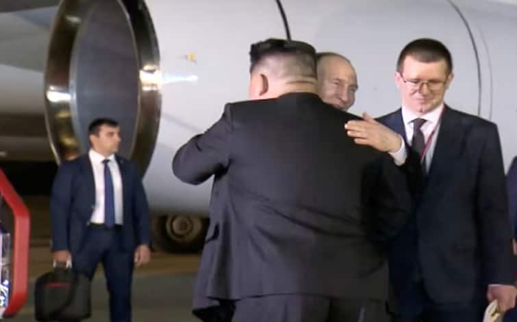 russian president vladimir putin reached in north korea first time in 24 years kim jong un welcome at airport Putin in North Korea : एयरपोर्ट पर पुतिन को खुद लेने पहुंचे किम जोंग, एक दूसरे को लगाया गले तो अमेरिका को लगी मिर्च