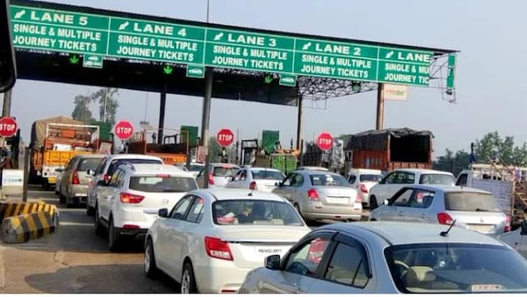 A blow of 3 crores to NHAI Farmers occupy the most expensive toll plaza in Punjab ਪੰਜਾਬ ਦੇ ਸਭ ਤੋਂ ਮਹਿੰਗੇ ਟੋਲ ਪਲਾਜ਼ਾ 'ਤੇ ਕਿਸਾਨਾਂ ਦਾ ਰਾਜ! ਇੱਕ ਲੱਖ ਤੋਂ ਵੱਧ ਵਾਹਨ ਬਿਨਾਂ ਟੋਲ ਟੈਕਸ ਕੱਢੇ, NHAI ਨੂੰ 3 ਕਰੋੜ ਦਾ ਝਟਕਾ