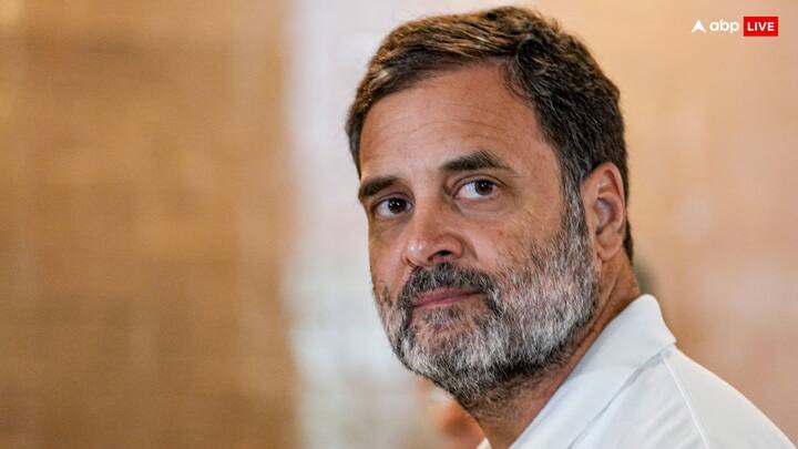 दिल्ली यूनिवर्सिटी के सेंट स्टीफंस से हिट्री की पढ़ाई करने वाले राहुल गांधी भले ही अधेड़ उम्र के हो गए हों पर उनके लिए आज भी मां और बहन शॉपिंग करती हैं.