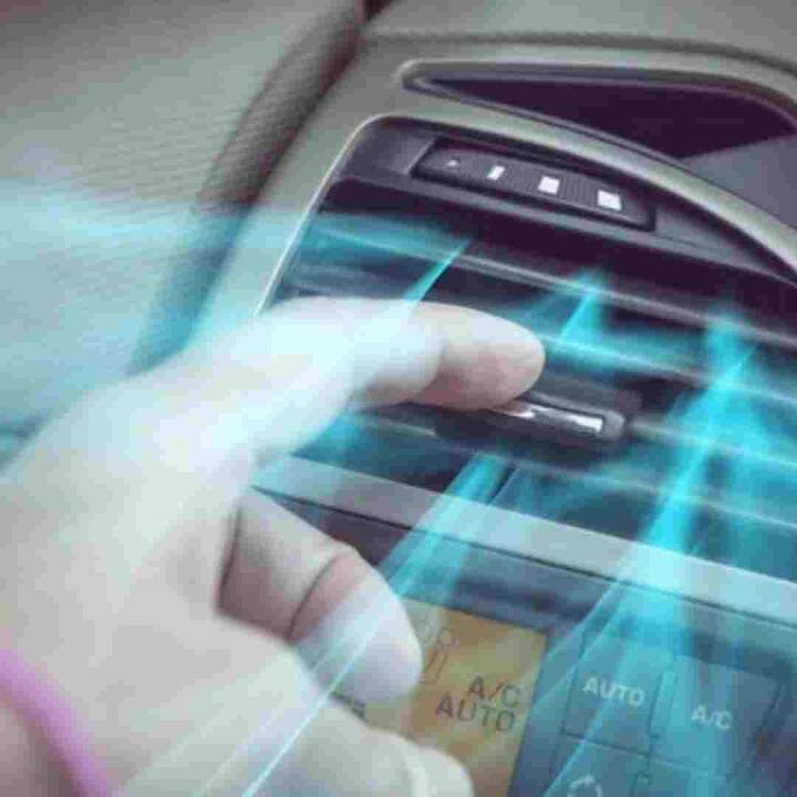 ਧੁੱਪ ਜਾਂ ਗਰਮੀ ਵਿੱਚ ਖੜੀ ਕਾਰ ਵਿੱਚ ਬੈਠਣ ਤੋਂ ਪਹਿਲਾਂ ਸਾਰੇ ਸ਼ੀਸ਼ੇ ਉਤਾਰ ਲਓ। ਕਾਰ ਸਟਾਰਟ ਕਰਨ ਤੋਂ ਬਾਅਦ ਕੁਝ ਮਿੰਟ ਉਡੀਕ ਕਰੋ। ਇਸ ਤੋਂ ਬਾਅਦ ਹੀ ਏਸੀ ਨੂੰ ਚਾਲੂ ਕਰੋ ਅਤੇ ਖਿੜਕੀਆਂ ਬੰਦ ਕਰੋ। ਅਜਿਹਾ ਕਰਨ ਨਾਲ ਤੁਸੀਂ ਧੂੜ ਅਤੇ ਜ਼ਹਿਰੀਲੀਆਂ ਗੈਸਾਂ ਦੇ ਖਤਰੇ ਨੂੰ ਘੱਟ ਕਰ ਸਕਦੇ ਹੋ।