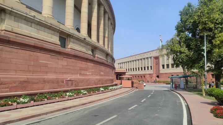 अब आपको बताते हैं कि कैसे होता है लोकसभा अध्यक्ष का चुनाव. अध्यक्ष के चुनाव के नियम संविधान के अनुच्छेद 93 में निर्धारित किए गए हैं. वही अध्यक्ष पद नई लोकसभा की पहली बैठक से थी पहले खाली होता है. प्रक्रिया के अनुसार संसद सत्र शुरू होने से पहले राष्ट्रपति नवनिर्वाचित सांसदों को उनके पद की शपथ दिलाने के लिए प्रोटेम स्पीकर की नियुक्ति करते हैं. लोकसभा अध्यक्ष का चुनाव बड़े ही सिंपल बहुमत से होता है. यानी कि सदन में मौजूद आधे से ज्यादा सदस्यों को लोकसभा के अध्यक्ष बनने के लिए किसी खास उम्मीदवार को वोट करना होता है.