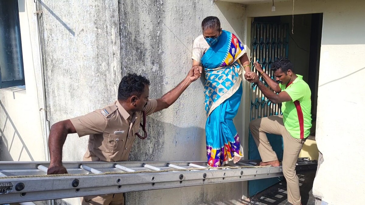 பல மாதங்களாக வாடகை பாக்கி.. படிக்கட்டுகளை இடித்த வீட்டு உரிமையாளர்.. காஞ்சிபுரத்தில் விநோதம்..