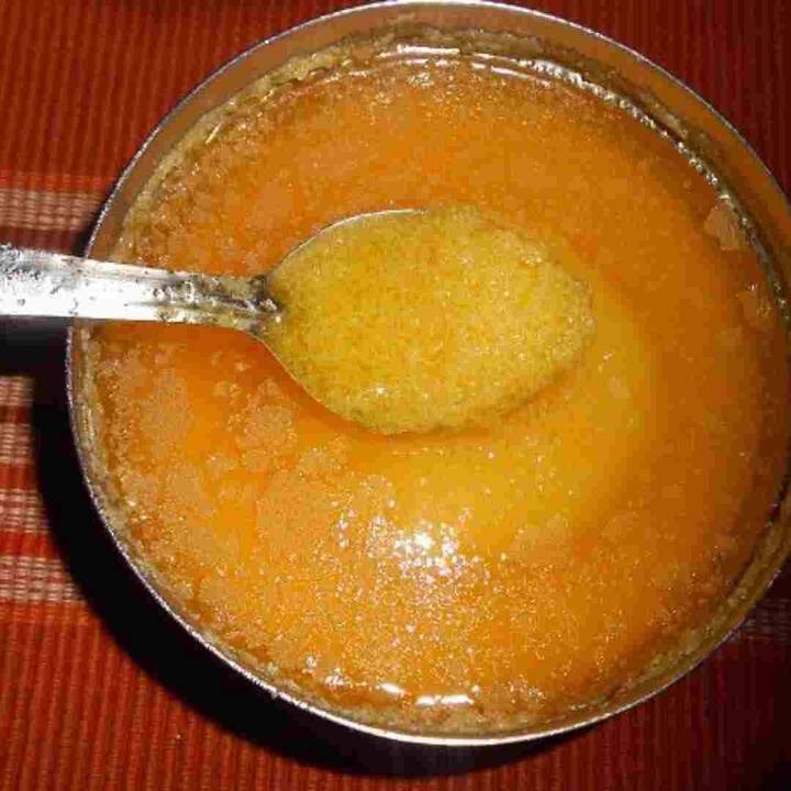 ਘਿਓ ਵਿੱਚ ਬਿਊਟੀਰਿਕ ਐਸਿਡ ਹੁੰਦਾ ਹੈ, ਜੋ ਪਾਚਨ ਕਿਰਿਆ ਨੂੰ ਸੁਧਾਰਨ ਵਿੱਚ ਮਦਦਗਾਰ ਸਾਬਤ ਹੁੰਦਾ ਹੈ। ਇਸ ਤੋਂ ਇਲਾਵਾ, ਇਹ ਕਬਜ਼ ਨਾਲ ਜੁੜੀਆਂ ਸਮੱਸਿਆਵਾਂ ਨੂੰ ਠੀਕ ਕਰਨ ਵਿੱਚ ਵੀ ਮਦਦ ਕਰ ਸਕਦਾ ਹੈ। ਪਰ ਇੱਕ ਵਿਅਕਤੀ ਨੂੰ ਇੱਕ ਦਿਨ ਵਿੱਚ 2 ਚਮਚ ਤੋਂ ਵੱਧ ਘਿਓ ਦੀ ਵਰਤੋਂ ਨਹੀਂ ਕਰਨੀ ਚਾਹੀਦੀ।