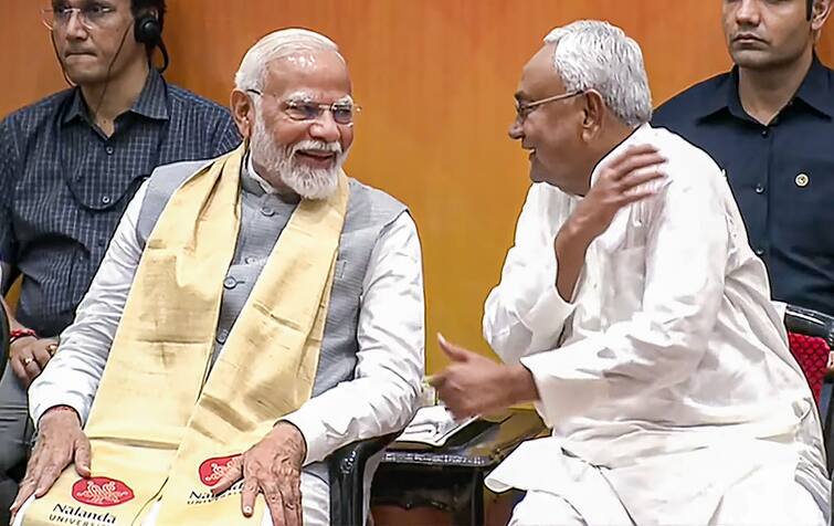Nitish Kumar grabs PM Narendra Modi's hand and index finger ar Nalanda university inauguration PM Modi: এক ঝটকায় নীতীশের মুঠোয় মোদির আঙুল! চমকে তাকালেন মোদি! তারপর?
