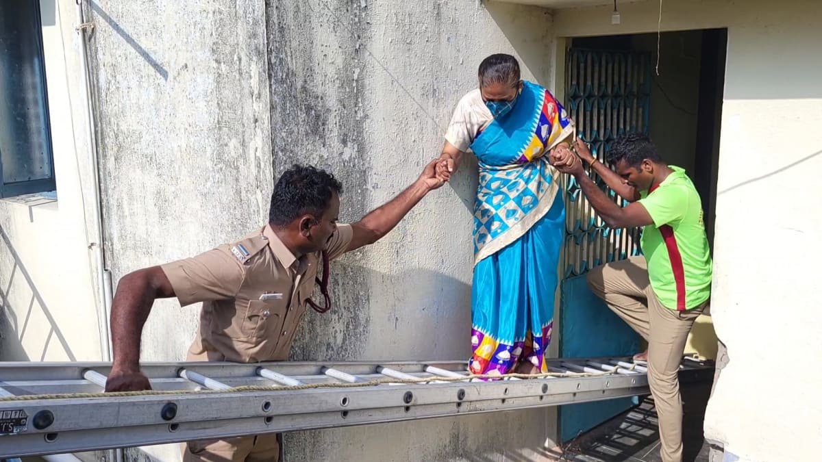 பல மாதங்களாக வாடகை பாக்கி.. படிக்கட்டுகளை இடித்த வீட்டு உரிமையாளர்.. காஞ்சிபுரத்தில் விநோதம்..