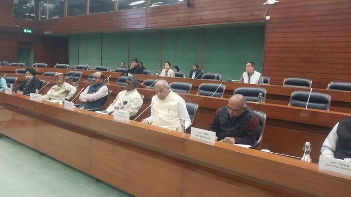 बता दें की लोकसभा अध्यक्ष के पास संविधान की 10 वी अनुसूची के तहत अनियंत्रित व्यवहार को दंडित और दलबदल के आधार पर सदस्यों को अयोग्य ठहराने का भी पूरा अधिकार होता है.