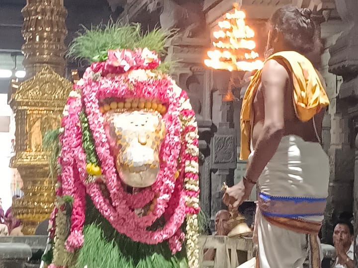 ஆனி மாத பிரதோஷம்: வெள்ளி காப்பு அலங்காரத்தில் பக்தர்களுக்கு காட்சியளித்த நந்தி பகவான்!