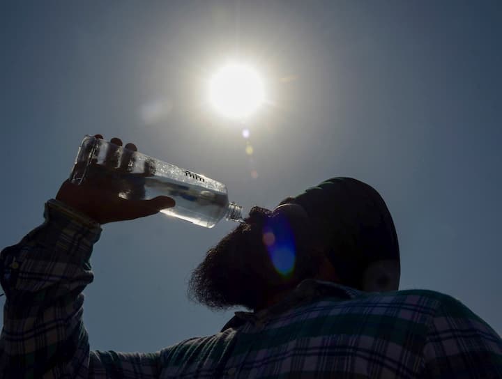 वहीं सोमवार की रात इस मौसम की सबसे गर्म रात थी. जबकि सोमवार को अधिकतम तापमान 45.2 डिग्री सेल्सियस दर्ज किया गया था. दिल्ली के पर्यावरण मंत्री गोपाल राय ने कहा कि जिस तरह से पिछले एक से डेढ़ महीने में दिल्ली और देश भर में तापमान रिकॉर्ड तोड़ रहा है. ऐसे में हमारे पास प्राथमिक समाधान हरित क्षेत्र को बढ़ाना होगा.
