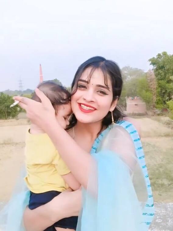 गोद में बच्चा, हाथ में सिगरेट, लोगों ने काट दिया बवाल