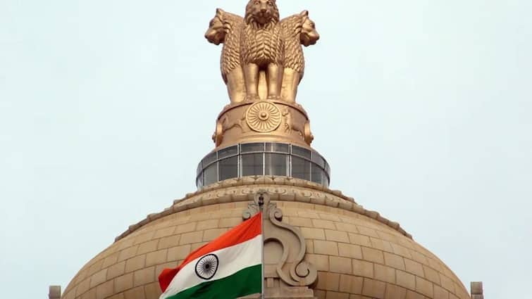 Central Govt Notifies The Post Office Act 2023 Law To Modernize Postal Services in India Post Office Act: आज से केंद्र सरकार ने लागू कर दिया ये नया कानून, जानें आपको कैसे पहुंचाएगा फायदा