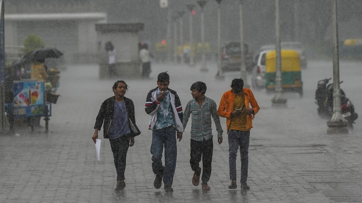 Delhi Weather: दिल्ली में आखिरकार बारिश ने दी दस्तक, भीषण गर्मी के बीच लोगों को थोड़ी राहत