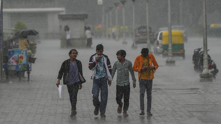 दिल्ली में आखिरकार बारिश ने दी दस्तक, भीषण गर्मी के बीच लोगों को थोड़ी राहत