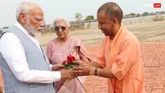 पहले गुलाब, फिर गमछा और बाद में गिफ्ट...PM मोदी के आते ही नतमस्तक हुए CM योगी, हार के बाद पहली मुलाकात