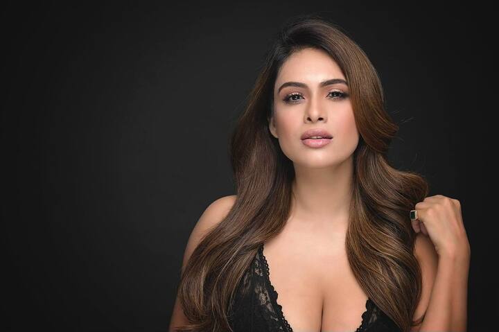 ભોજપુરી ઇન્ડસ્ટ્રીથી કરિયરની શરૂઆત કરનાર અભિનેત્રી નેહા પંજાબી મ્યુઝિક વીડિયોમાં પોતાની પાંખો ફેલાવી રહી છે.