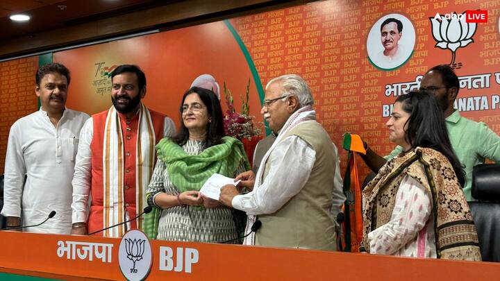 नई दिल्ली में बुधवार (19 जून, 2024) को बीजेपी मुख्यालय में किरण चौधरी ने बेटी श्रुति चौधरी के साथ भाजपाई बन गईं.