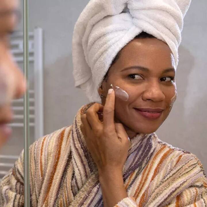 ਘਰੇਲੂ ਨੁਸਖਿਆਂ 'ਚ ਲੋਕ ਚਮੜੀ ਨੂੰ ਠੰਡਕ ਦੇਣ ਲਈ ਖੀਰਾ, ਦਹੀਂ ਵਰਗੀਆਂ ਕਈ ਚੀਜ਼ਾਂ ਦੀ ਵਰਤੋਂ ਕਰਦੇ ਹਨ ਪਰ ਸਾਨੂੰ ਆਪਣੀ ਚਮੜੀ ਦੀ ਕਿਸਮ ਦੇ ਮੁਤਾਬਕ ਕੁਦਰਤੀ ਚੀਜ਼ਾਂ ਦੀ ਵਰਤੋਂ ਕਰਨੀ ਚਾਹੀਦੀ ਹੈ। ਇਸ ਦੇ ਨਾਲ ਹੀ ਕੁਝ ਅਜਿਹੀਆਂ ਚੀਜ਼ਾਂ ਹਨ ਜਿਨ੍ਹਾਂ ਦੀ ਵਰਤੋਂ ਮੌਸਮ ਦੇ ਹਿਸਾਬ ਨਾਲ ਕਰਨੀ ਚਾਹੀਦੀ ਹੈ। ਅੱਜ ਅਸੀਂ ਤੁਹਾਨੂੰ ਕੁਝ ਅਜਿਹੀਆਂ ਚੀਜ਼ਾਂ ਬਾਰੇ ਦੱਸਣ ਜਾ ਰਹੇ ਹਾਂ, ਜਿਨ੍ਹਾਂ ਨੂੰ ਗਰਮੀਆਂ ਦੇ ਮੌਸਮ 'ਚ ਤੁਹਾਡੀ ਚਮੜੀ 'ਤੇ ਬਿਲਕੁਲ ਵੀ ਨਹੀਂ ਲਗਾਉਣਾ ਚਾਹੀਦਾ।