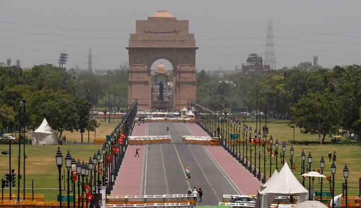 राष्ट्रीय राजधानी दिल्ली में लोगों को गर्म हवाओं ने झुलसा दिया. मौसम विभाग के अनुसार मंगलवार को शहर में अधिकतम तापमान सामान्य से पांच डिग्री अधिक 44 डिग्री सेल्सियस दर्ज किया गया. जबकि सुबह इस बार का सबसे अधिक न्यूनतम तापमान 33.8 डिग्री सेल्सियस दर्ज किया गया.