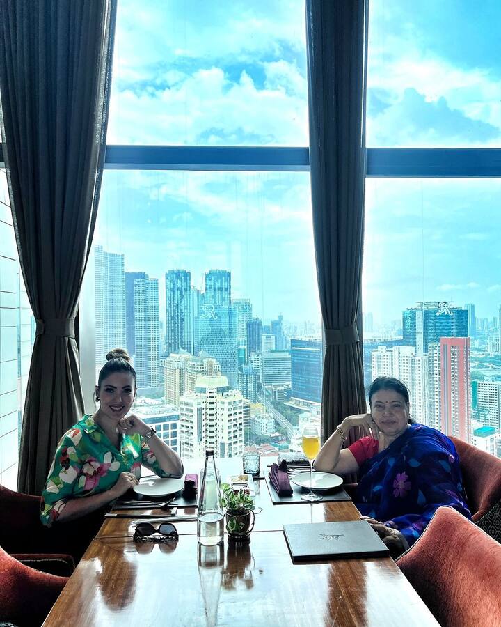 लुक की बात करें तो मुनमुन दत्ता हमेशा की तरह ही चार्मिंग नजर आ रही थी. उन्होंने ग्रीन कलर की प्रिटेंड शर्ट पहनी हुई थी. वहीं एक्ट्रेस की मां ने ब्लू कलर की साड़ी पहनी हुई थी. सोशल मीडिया पर मां-बेटी की ये फोटोज काफी वायरल हो रही है.