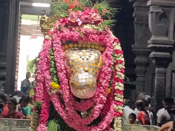 Karur Kalyana Pasupadeeswarar Temple Ani Mata Pradosham ஆனி மாத பிரதோஷம்: வெள்ளி காப்பு அலங்காரத்தில் பக்தர்களுக்கு காட்சியளித்த நந்தி பகவான்!