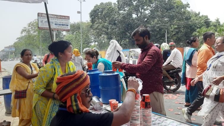भीषण गर्मी में राहगीरों को पानी पिलाने सड़क पर आया गोरखा समाज, हीटवेव के कारण 22 जून स्कूल बंद