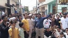 पानी की समस्या को लेकर महिलाओं ने किया प्रदर्शन, बीच चौराहे पर पार्षद को बनाया बंधक