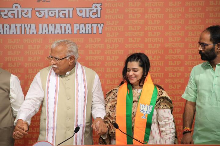 वहीं श्रुति चौधरी ने कहा कि मैं प्रधानमंत्री मोदी से प्रेरित हूं, जिन्होंने देश के हित में ऐतिहासिक फैसले लिए हैं और भारत का नाम दुनिया भर में रोशन किया है. हमारे लिए यह गर्व की बात है कि पीएम मोदी और मनोहर लाल खट्टर ने चौधरी बंसीलाल के साथ मिलकर काम किया है. जिस तरह बंसीलाल ने मेहनत की, हम भी उसी मेहनत के लिए बीजेपी में शामिल हो रहे हैं.