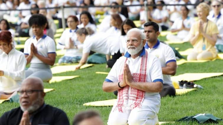 Over 7000 people to join PM Modi in Srinagar on 10th Yoga Day Jammu and Kashmir Lieutenant Governor International Yoga Day 2024: శ్రీనగర్⁭లో యోగా డే వేడుకల్లో పాల్గొననున్న మోదీ, 7వేల మందితో కలిసి యోగాసనాలు