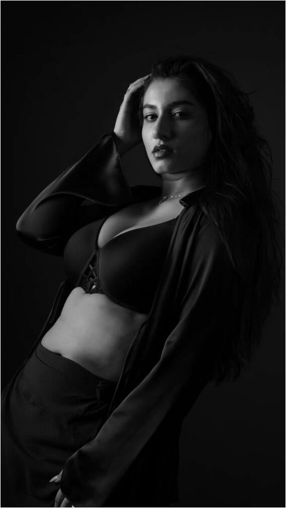 బ్లాక్ బికినీలో విష్ణు ప్రియ అందాల జాతర