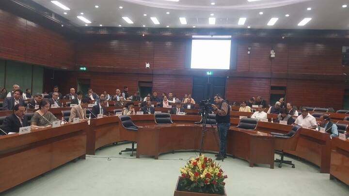 इन सब के बीच कुछ रिपोर्टों ने सुझाव दिया कि ओम बिड़ला लोकसभा अध्यक्ष बने रहेंगे. इन नामों में आंध्र प्रदेश की भाजपा अध्यक्ष एनटी रामा राव की बेटी दग्गुबाती पुरंदेश्वरी का भी नाम आगे है.