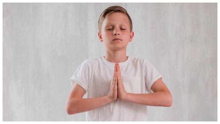 ध्यान रखने इन बातों का: शुरुआत में बच्चों को सरल और आसान योग मुद्राएं सिखाएं. बच्चों के लिए योग को मजेदार बनाएं ताकि वे इसे खुशी-खुशी करें.