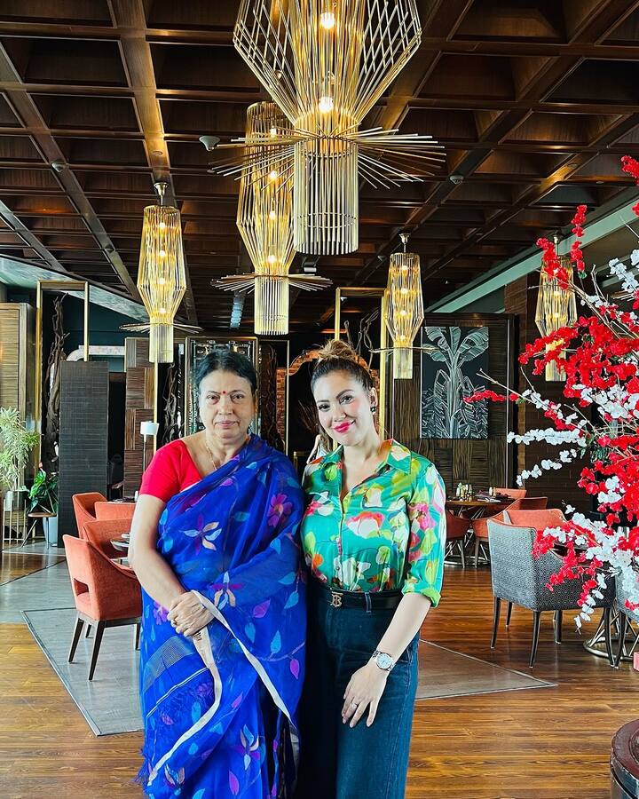 मुनमुन दत्ता ने फैंस के साथ शेयर किया है कि वह अपनी मां को लंच डेट पर लेकर गई हैं. हर कोई मां के लिए उनका इतना प्यार देखकर तारीफ कर रहा है.