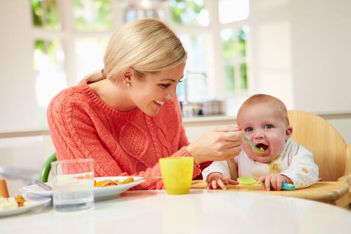 Baby Feeding : ਆਓ ਜਾਣਦੇ ਹਾਂ ਕਿਸ ਉਮਰ ਤੋਂ ਬੱਚਿਆਂ ਨੂੰ ਖੁਦ ਖਾਣਾ ਸਿਖਾਉਣਾ ਚਾਹੀਦਾ ਹੈ ਅਤੇ ਇਸ ਦੇ ਲਈ ਕਿਹੜੇ ਆਸਾਨ ਤਰੀਕੇ ਅਪਣਾਏ ਜਾ ਸਕਦੇ ਹਨ।