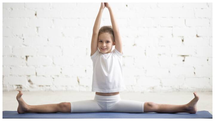 छोटे बच्चों के लिए योग को खेल के रूप में सिखाना चाहिए, जिससे वे इसे आसानी से और मजे से कर सकें.