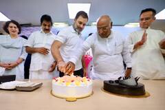 Rahul Gandhi Birthday: किसी ने कंधे पर बनाया 'राहुल भैया' का टैटू, किसी ने लाड़ में पकड़े गाल, तस्वीरों में देखें कैसे मना कांग्रेस सांसद का बर्थडे