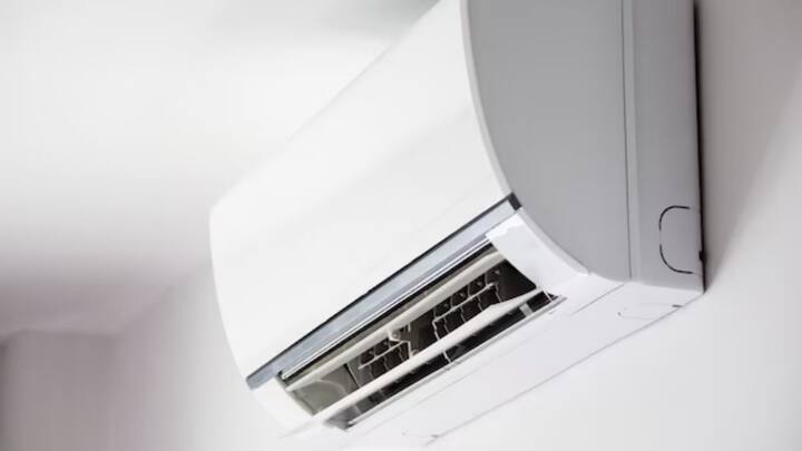 एसी का इस्तेमाल करते हुए बहुत से लोगों को इस बात का पता नहीं होता कि कितने घंटे एसी चलानी चाहिए. अगर ज्यादा चलाते हैं तो एसी पर असर पड़ेगा. वह जल्दी खराब हो सकती है.