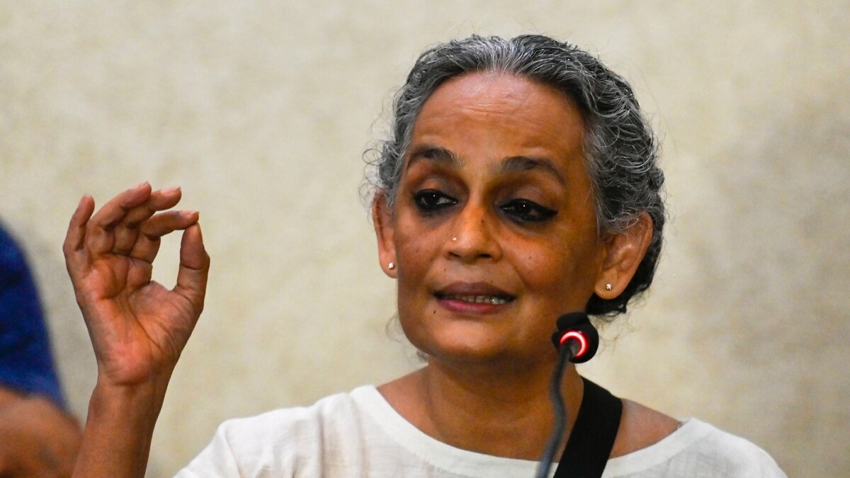 Arundhati Roy UAPA: अरुंधति रॉय के खिलाफ दिल्ली पुलिस ने तैयार की एक हजार पेज की चार्जशीट, जानें- पूरा मामला